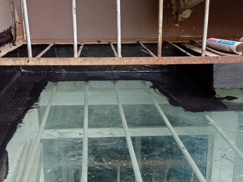 陽光房墻角防水：墻壁上的粉刷層在陽光的暴曬下，涂料逐漸脫落、松動(dòng)，之前打在墻面及玻璃連接處的膠縫就慢慢起皮、脫落，最后產(chǎn)生了裂縫造成漏水現(xiàn)象。陽光房用膠對防水起著非常重要的作用，陽光房框架頂部覆蓋物之間接縫處，立面門窗和框架相接處依靠的就是結(jié)構(gòu)膠、耐候膠和硅膠防水處理，質(zhì)量差的膠防水效果很差，禁不住陽光或雨水的浸泡和日曬，時(shí)間一長容易出現(xiàn)老化導(dǎo)致陽光房漏水。 陽光房框架完工后，如有與墻體連接的地方，一定要把原墻體上的涂料鏟除掉，膠與墻體才能牢固連接。最好在打膠后，在覆蓋物上方的墻體上開槽，裝上擋雨板，確保雙層防水不滲漏。