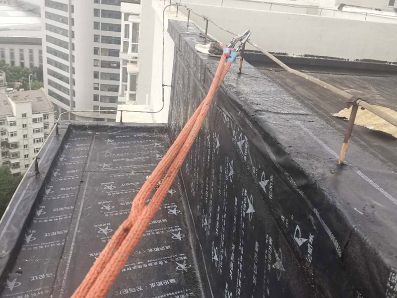 陽臺(tái)屋頂鋪防水：首先為陽臺(tái)封裝防水，由于是防水工作的第一道防線，因此是千萬不可馬虎的，在做陽臺(tái)封裝時(shí)，在選材方面就需要選擇防水防潮的材料，在施工過程中應(yīng)注意做好密閉，若沒有做好封裝的話，陽臺(tái)的防水將會(huì)大打折扣。 在鋪設(shè)前用天驕廠家推薦的基材處理劑需均勻涂刷需要鋪設(shè)的所有屋面；將準(zhǔn)備好的改性瀝青防水卷材鋪設(shè)在屋頂?shù)谋砻?，具體的尺寸根據(jù)實(shí)際的應(yīng)用要求；防水膜安裝應(yīng)采用氣缸式丙烷烤燈，剪裁應(yīng)使用專業(yè)的切割工具。一切準(zhǔn)備完成后將卷材放置在正確的位置，然后將其重新卷好，注意不要改變鋪設(shè)方向。