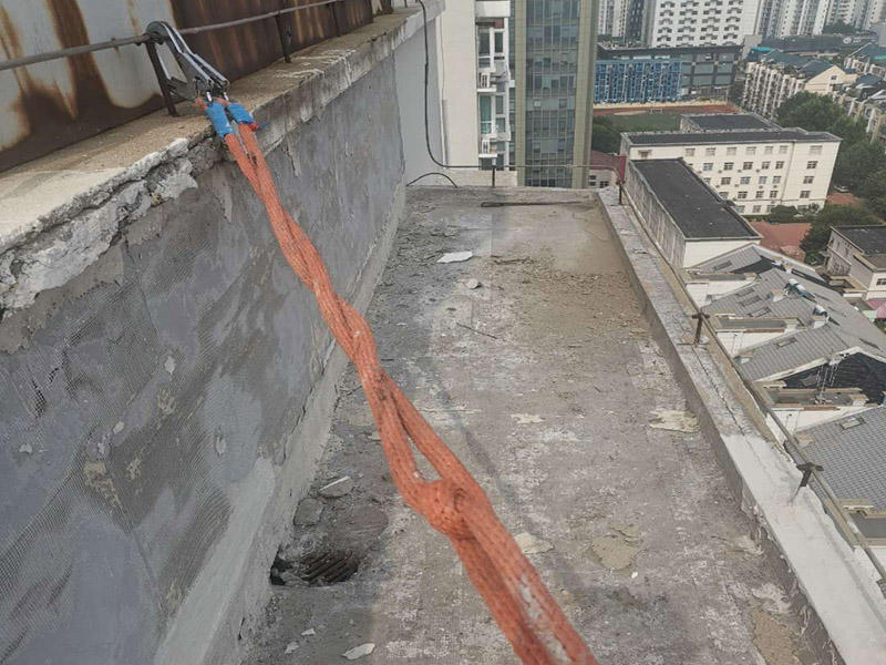 陽臺(tái)屋頂鋪防水：首先為陽臺(tái)封裝防水，由于是防水工作的第一道防線，因此是千萬不可馬虎的，在做陽臺(tái)封裝時(shí)，在選材方面就需要選擇防水防潮的材料，在施工過程中應(yīng)注意做好密閉，若沒有做好封裝的話，陽臺(tái)的防水將會(huì)大打折扣。 在鋪設(shè)前用天驕廠家推薦的基材處理劑需均勻涂刷需要鋪設(shè)的所有屋面；將準(zhǔn)備好的改性瀝青防水卷材鋪設(shè)在屋頂?shù)谋砻?，具體的尺寸根據(jù)實(shí)際的應(yīng)用要求；防水膜安裝應(yīng)采用氣缸式丙烷烤燈，剪裁應(yīng)使用專業(yè)的切割工具。一切準(zhǔn)備完成后將卷材放置在正確的位置，然后將其重新卷好，注意不要改變鋪設(shè)方向。