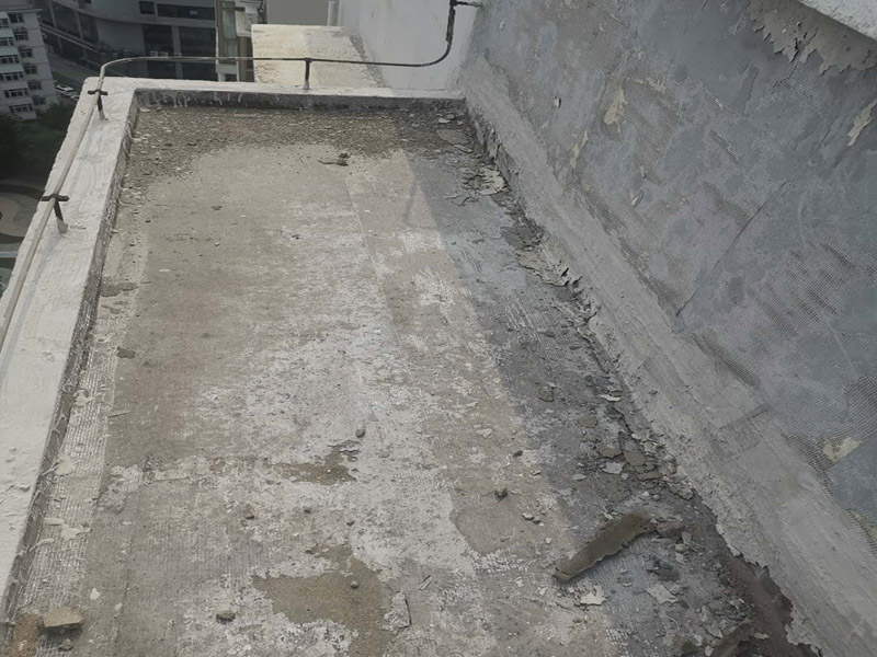 陽臺(tái)屋頂鋪防水：首先為陽臺(tái)封裝防水，由于是防水工作的第一道防線，因此是千萬不可馬虎的，在做陽臺(tái)封裝時(shí)，在選材方面就需要選擇防水防潮的材料，在施工過程中應(yīng)注意做好密閉，若沒有做好封裝的話，陽臺(tái)的防水將會(huì)大打折扣。 在鋪設(shè)前用天驕廠家推薦的基材處理劑需均勻涂刷需要鋪設(shè)的所有屋面；將準(zhǔn)備好的改性瀝青防水卷材鋪設(shè)在屋頂?shù)谋砻?，具體的尺寸根據(jù)實(shí)際的應(yīng)用要求；防水膜安裝應(yīng)采用氣缸式丙烷烤燈，剪裁應(yīng)使用專業(yè)的切割工具。一切準(zhǔn)備完成后將卷材放置在正確的位置，然后將其重新卷好，注意不要改變鋪設(shè)方向。