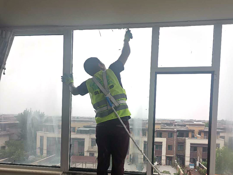 陽臺(tái)屋頂鋪防水：首先為陽臺(tái)封裝防水，由于是防水工作的第一道防線，因此是千萬不可馬虎的，在做陽臺(tái)封裝時(shí)，在選材方面就需要選擇防水防潮的材料，在施工過程中應(yīng)注意做好密閉，若沒有做好封裝的話，陽臺(tái)的防水將會(huì)大打折扣。 在鋪設(shè)前用天驕廠家推薦的基材處理劑需均勻涂刷需要鋪設(shè)的所有屋面；將準(zhǔn)備好的改性瀝青防水卷材鋪設(shè)在屋頂?shù)谋砻?，具體的尺寸根據(jù)實(shí)際的應(yīng)用要求；防水膜安裝應(yīng)采用氣缸式丙烷烤燈，剪裁應(yīng)使用專業(yè)的切割工具。一切準(zhǔn)備完成后將卷材放置在正確的位置，然后將其重新卷好，注意不要改變鋪設(shè)方向。