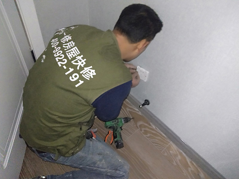 開(kāi)關(guān)插座面板安裝:開(kāi)關(guān)插座安裝在木工油漆工等之后進(jìn)行，而久置的底盒子難免堆積大量灰塵。在安裝時(shí)先對(duì)開(kāi)關(guān)插座底盒進(jìn)行清潔，特別是將盒內(nèi)的灰塵雜質(zhì)清理干凈，并用濕布將盒內(nèi)殘存灰塵擦除。將盒子內(nèi)甩出的導(dǎo)線由塑料臺(tái)的出線孔中穿出，再把塑料臺(tái)緊貼于墻面用螺絲固定在盒子上。固定好后，將導(dǎo)線按各自的位置從開(kāi)關(guān)插座的線孔中穿出，按接線要求將導(dǎo)線壓牢。 　　最后將開(kāi)關(guān)或插座貼于塑料臺(tái)上，找正并用螺絲固定牢，蓋上裝飾板。