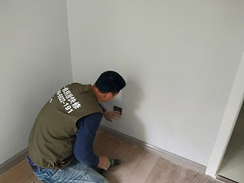 開(kāi)關(guān)插座面板安裝:開(kāi)關(guān)插座安裝在木工油漆工等之后進(jìn)行，而久置的底盒子難免堆積大量灰塵。在安裝時(shí)先對(duì)開(kāi)關(guān)插座底盒進(jìn)行清潔，特別是將盒內(nèi)的灰塵雜質(zhì)清理干凈，并用濕布將盒內(nèi)殘存灰塵擦除。將盒子內(nèi)甩出的導(dǎo)線由塑料臺(tái)的出線孔中穿出，再把塑料臺(tái)緊貼于墻面用螺絲固定在盒子上。固定好后，將導(dǎo)線按各自的位置從開(kāi)關(guān)插座的線孔中穿出，按接線要求將導(dǎo)線壓牢。 　　最后將開(kāi)關(guān)或插座貼于塑料臺(tái)上，找正并用螺絲固定牢，蓋上裝飾板。