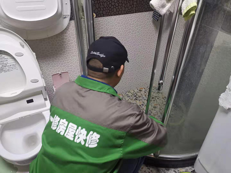 浴室家具安裝：安裝底座，布好排水管，將保溫材料貼到浴缸上后將浴缸卡進浴缸底座里，并做好地面保護。按照圖紙在各面板和天花上做好各部件的定位開孔，然后將吸頂燈先裝上天花面板上，將保溫材料用雙面膠貼好，并打上玻璃膠，起墻面保溫作用，并事先將花灑桿等部件固定到面板上。電氣設(shè)備的安裝。換氣扇接線，肩湯，腰湯接線，安裝隔板，安裝鏡子和水栓；清掃干凈，再打膠。將安裝過程中的灰塵擦拭干凈之后，地面，天花角需要打上膠，防止有走光現(xiàn)象。之后再安裝壓條，并再次擦拭干凈。