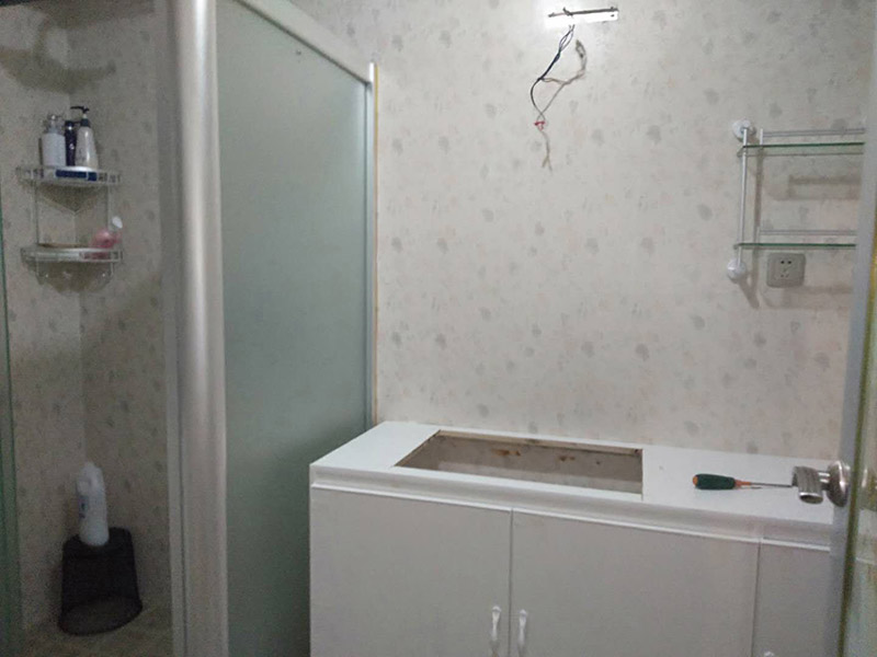 浴室家具安裝：安裝底座，布好排水管，將保溫材料貼到浴缸上后將浴缸卡進浴缸底座里，并做好地面保護。按照圖紙在各面板和天花上做好各部件的定位開孔，然后將吸頂燈先裝上天花面板上，將保溫材料用雙面膠貼好，并打上玻璃膠，起墻面保溫作用，并事先將花灑桿等部件固定到面板上。電氣設(shè)備的安裝。換氣扇接線，肩湯，腰湯接線，安裝隔板，安裝鏡子和水栓；清掃干凈，再打膠。將安裝過程中的灰塵擦拭干凈之后，地面，天花角需要打上膠，防止有走光現(xiàn)象。之后再安裝壓條，并再次擦拭干凈。