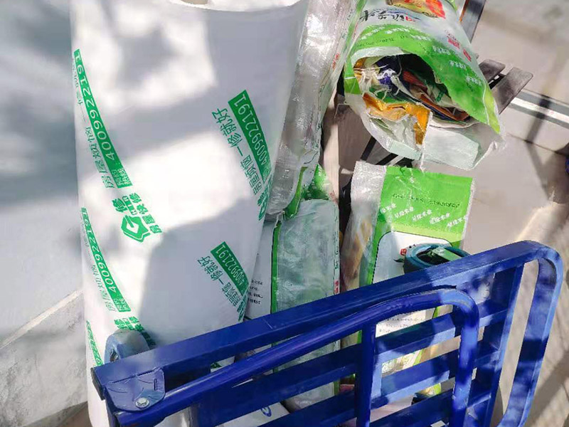 家具保護(hù)措施：入戶門扇用公司統(tǒng)一的門貼進(jìn)行全面包裹保護(hù)，用透明膠帶將保護(hù)膜粘貼牢固平整。 用標(biāo)準(zhǔn)保護(hù)膜將門框三面保護(hù)完整并固定牢固。 工程完工后拆除保護(hù)膜時(shí)如果有粘貼時(shí)的膠痕，應(yīng)用酒精或?qū)Ｓ玫那逦蹌┣宄z痕。 用標(biāo)準(zhǔn)保護(hù)膜按下水管直徑的四倍的邊長(zhǎng)裁成正方形，將保護(hù)膜雙層固定在下水口的正上方，用透明膠帶沿下水管的外徑進(jìn)行固定。 木地板施工前，將地面用吸塵器清理干凈。木地板施工后，用產(chǎn)品自帶的防潮墊或標(biāo)準(zhǔn)保護(hù)在通道鋪貼進(jìn)行保護(hù)。