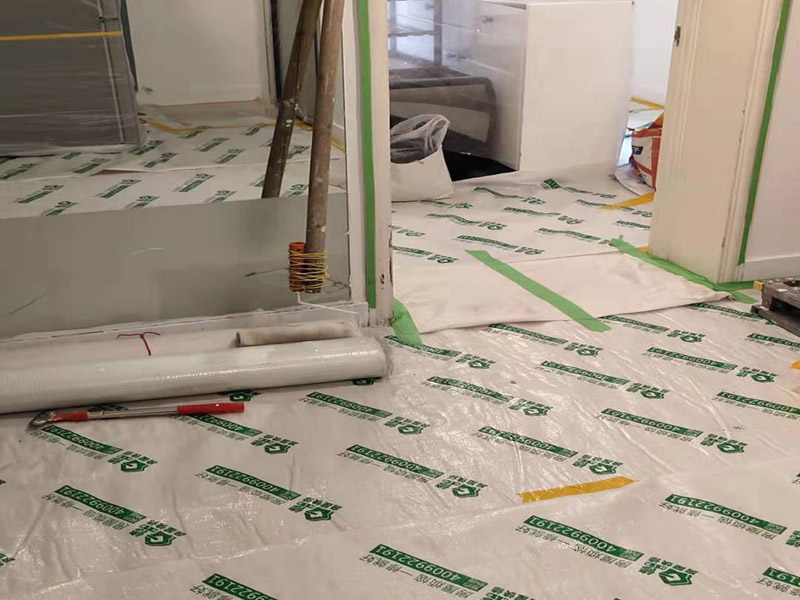 全屋地面保護(hù)案例:瓷磚、地板的鋪貼保護(hù) 瓷磚、地板的鋪裝，也屬于基礎(chǔ)裝修部分，經(jīng)常發(fā)現(xiàn)瓷磚施工時(shí)和施工后都沒有做成品保護(hù)工作，具體的表現(xiàn)有：瓷磚邊鋪邊勾縫、在剛鋪的瓷磚、地板上堆放雜物、剛鋪的瓷磚就在上面走動(dòng)踩踏、地面瓷磚、地板沒有使用成品保護(hù)膜覆蓋等，這些都會影響瓷磚的鋪貼效果，造成瓷磚的施工質(zhì)量問題。建議： 1、墻地面瓷磚，在鋪貼未干固的情況下，不要急于勾縫，以免人為的造成瓷磚松動(dòng)、高低不平，影響施工效果。 2、地面瓷磚干固前，不要在上面走動(dòng)、堆放雜物，以免造成瓷磚松動(dòng)、高低不平。 3、地面瓷磚鋪貼完后，使用成品保護(hù)膠覆蓋磚面，既可以防止裝修時(shí)的沙子磨傷地面，同時(shí)也能有效的防止油漆涂料等有色液體滴落磚面，造成地面污染。