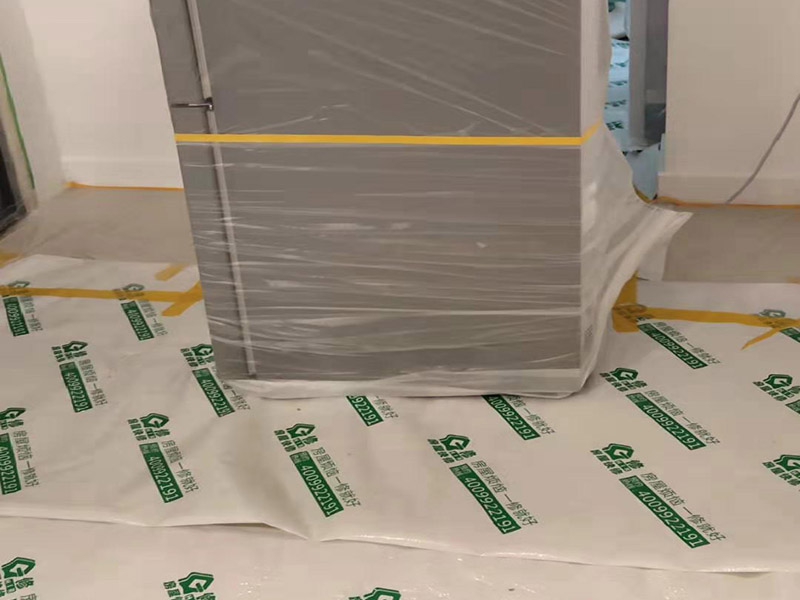 全屋地面保護(hù)案例:瓷磚、地板的鋪貼保護(hù) 瓷磚、地板的鋪裝，也屬于基礎(chǔ)裝修部分，經(jīng)常發(fā)現(xiàn)瓷磚施工時(shí)和施工后都沒有做成品保護(hù)工作，具體的表現(xiàn)有：瓷磚邊鋪邊勾縫、在剛鋪的瓷磚、地板上堆放雜物、剛鋪的瓷磚就在上面走動(dòng)踩踏、地面瓷磚、地板沒有使用成品保護(hù)膜覆蓋等，這些都會影響瓷磚的鋪貼效果，造成瓷磚的施工質(zhì)量問題。建議： 1、墻地面瓷磚，在鋪貼未干固的情況下，不要急于勾縫，以免人為的造成瓷磚松動(dòng)、高低不平，影響施工效果。 2、地面瓷磚干固前，不要在上面走動(dòng)、堆放雜物，以免造成瓷磚松動(dòng)、高低不平。 3、地面瓷磚鋪貼完后，使用成品保護(hù)膠覆蓋磚面，既可以防止裝修時(shí)的沙子磨傷地面，同時(shí)也能有效的防止油漆涂料等有色液體滴落磚面，造成地面污染。