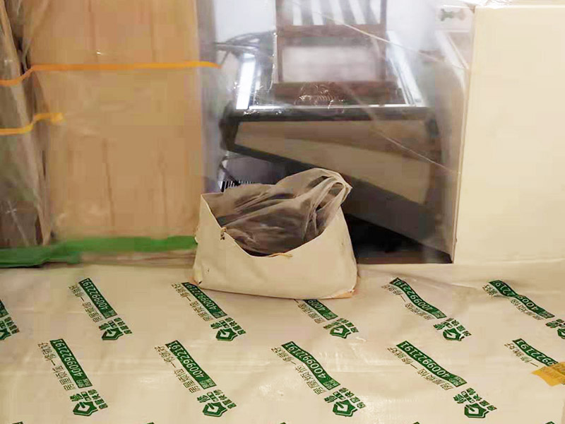 全屋地面保護(hù)案例:瓷磚、地板的鋪貼保護(hù) 瓷磚、地板的鋪裝，也屬于基礎(chǔ)裝修部分，經(jīng)常發(fā)現(xiàn)瓷磚施工時(shí)和施工后都沒有做成品保護(hù)工作，具體的表現(xiàn)有：瓷磚邊鋪邊勾縫、在剛鋪的瓷磚、地板上堆放雜物、剛鋪的瓷磚就在上面走動(dòng)踩踏、地面瓷磚、地板沒有使用成品保護(hù)膜覆蓋等，這些都會影響瓷磚的鋪貼效果，造成瓷磚的施工質(zhì)量問題。建議： 1、墻地面瓷磚，在鋪貼未干固的情況下，不要急于勾縫，以免人為的造成瓷磚松動(dòng)、高低不平，影響施工效果。 2、地面瓷磚干固前，不要在上面走動(dòng)、堆放雜物，以免造成瓷磚松動(dòng)、高低不平。 3、地面瓷磚鋪貼完后，使用成品保護(hù)膠覆蓋磚面，既可以防止裝修時(shí)的沙子磨傷地面，同時(shí)也能有效的防止油漆涂料等有色液體滴落磚面，造成地面污染。