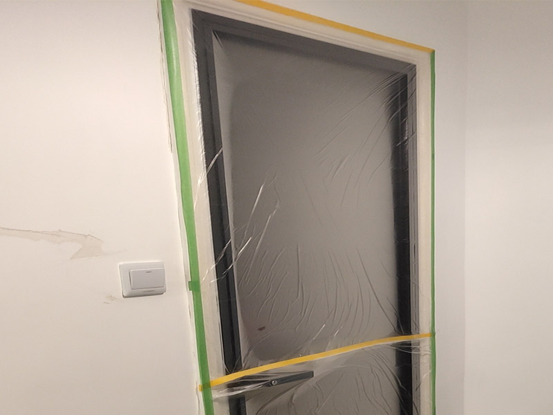 全屋地面保護(hù)案例:瓷磚、地板的鋪貼保護(hù) 瓷磚、地板的鋪裝，也屬于基礎(chǔ)裝修部分，經(jīng)常發(fā)現(xiàn)瓷磚施工時(shí)和施工后都沒有做成品保護(hù)工作，具體的表現(xiàn)有：瓷磚邊鋪邊勾縫、在剛鋪的瓷磚、地板上堆放雜物、剛鋪的瓷磚就在上面走動(dòng)踩踏、地面瓷磚、地板沒有使用成品保護(hù)膜覆蓋等，這些都會影響瓷磚的鋪貼效果，造成瓷磚的施工質(zhì)量問題。建議： 1、墻地面瓷磚，在鋪貼未干固的情況下，不要急于勾縫，以免人為的造成瓷磚松動(dòng)、高低不平，影響施工效果。 2、地面瓷磚干固前，不要在上面走動(dòng)、堆放雜物，以免造成瓷磚松動(dòng)、高低不平。 3、地面瓷磚鋪貼完后，使用成品保護(hù)膠覆蓋磚面，既可以防止裝修時(shí)的沙子磨傷地面，同時(shí)也能有效的防止油漆涂料等有色液體滴落磚面，造成地面污染。