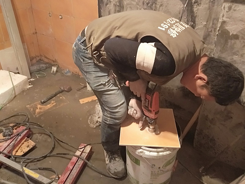 瓷磚開孔施工：瓷磚比較滑，同時也是怕瓷磚容易碎，所以用膠紙封住打孔的位置，以防止鉆頭在瓷磚上面打滑，其次膠紙封住周圍也是為了防止打孔時產(chǎn)生的震動而破壞周圍。先在打孔的位置，用磚頭輕輕的打出一個小坑坑來，或者用釘子磨出一個小洞來，之后再用電鉆打，一邊打一邊用事先準(zhǔn)備好的礦泉水瓶裝好的水澆上去，避免打鉆時太熱瓷磚容易碎掉。