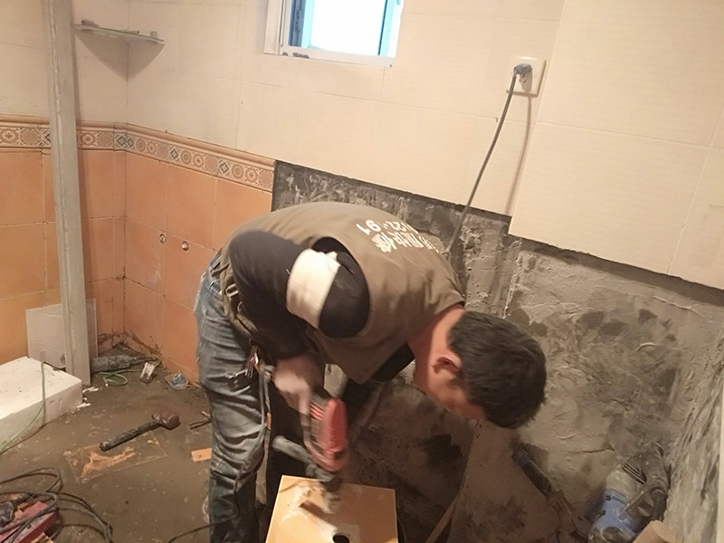瓷磚開孔施工：瓷磚比較滑，同時也是怕瓷磚容易碎，所以用膠紙封住打孔的位置，以防止鉆頭在瓷磚上面打滑，其次膠紙封住周圍也是為了防止打孔時產(chǎn)生的震動而破壞周圍。先在打孔的位置，用磚頭輕輕的打出一個小坑坑來，或者用釘子磨出一個小洞來，之后再用電鉆打，一邊打一邊用事先準(zhǔn)備好的礦泉水瓶裝好的水澆上去，避免打鉆時太熱瓷磚容易碎掉。