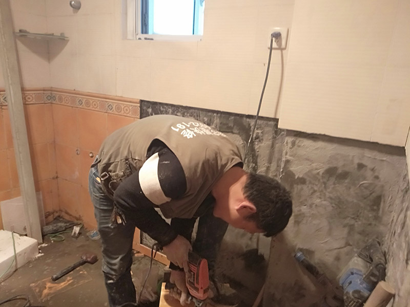 瓷磚開孔施工：瓷磚比較滑，同時也是怕瓷磚容易碎，所以用膠紙封住打孔的位置，以防止鉆頭在瓷磚上面打滑，其次膠紙封住周圍也是為了防止打孔時產(chǎn)生的震動而破壞周圍。先在打孔的位置，用磚頭輕輕的打出一個小坑坑來，或者用釘子磨出一個小洞來，之后再用電鉆打，一邊打一邊用事先準(zhǔn)備好的礦泉水瓶裝好的水澆上去，避免打鉆時太熱瓷磚容易碎掉。