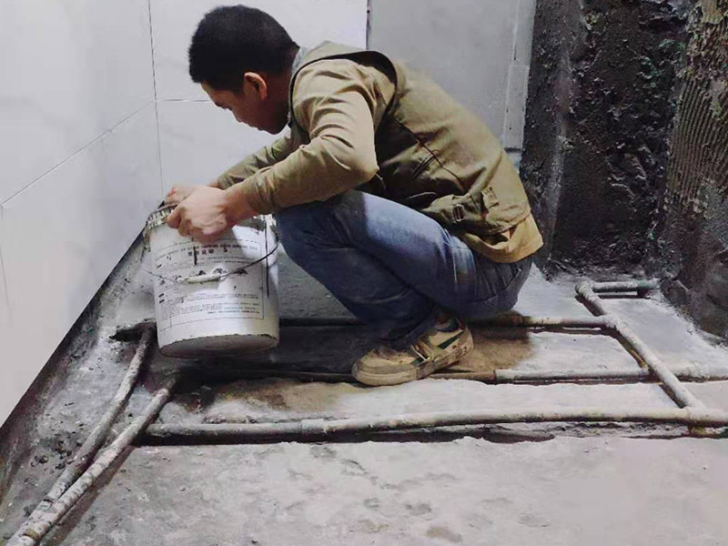 衛(wèi)生間防水方案：清理墻面和地面 在涂刷防水涂層之前，先要清理墻面和地面，同時(shí)要用連接的氣泵皮管吹盡陰角處的浮沉。刷防水涂料時(shí)先刷墻角部位，交接處應(yīng)有200mm，不得有漏刷情況。 墻角涂刷完成后涂刷墻體：第一遍涂刷墻面時(shí)，應(yīng)上下縱向涂刷，第二遍涂刷墻體，應(yīng)左右橫向涂刷。注意、第二遍防水涂料間需要有一定時(shí)間間隔，待遍涂料干透后才能進(jìn)行第二遍，具體時(shí)間視涂料而定。間隔時(shí)間太短，防水的效果會(huì)大打折扣。