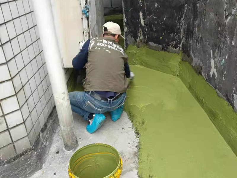 衛(wèi)生間防水方案：清理墻面和地面 在涂刷防水涂層之前，先要清理墻面和地面，同時(shí)要用連接的氣泵皮管吹盡陰角處的浮沉。刷防水涂料時(shí)先刷墻角部位，交接處應(yīng)有200mm，不得有漏刷情況。 墻角涂刷完成后涂刷墻體：第一遍涂刷墻面時(shí)，應(yīng)上下縱向涂刷，第二遍涂刷墻體，應(yīng)左右橫向涂刷。注意、第二遍防水涂料間需要有一定時(shí)間間隔，待遍涂料干透后才能進(jìn)行第二遍，具體時(shí)間視涂料而定。間隔時(shí)間太短，防水的效果會(huì)大打折扣。