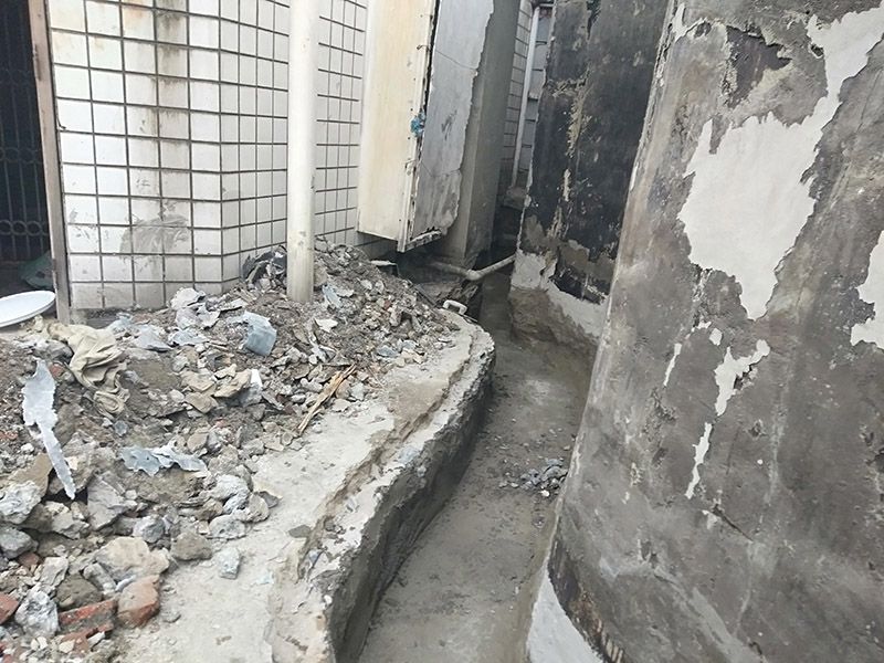 截水溝防水維修：1、確認(rèn)基面已預(yù)處理，管線外露的建議用水泥砂漿包裹覆蓋，尤其要將邊角地面的孔洞補(bǔ)平，并用水將基面充分濕潤（無明水為準(zhǔn)）； 2、使用時(shí)將A液料組分專倒進(jìn)包裝桶（或其他容器）內(nèi)，用慢速電鉆（約400轉(zhuǎn)/分）攪拌（或人工攪拌），同時(shí)慢慢加入配套的粉料組分，攪拌3-5分鐘直至獲得均勻的混合物，靜置5分鐘等活性滲透屬物質(zhì)熟化后作業(yè)可獲得較好的效果；