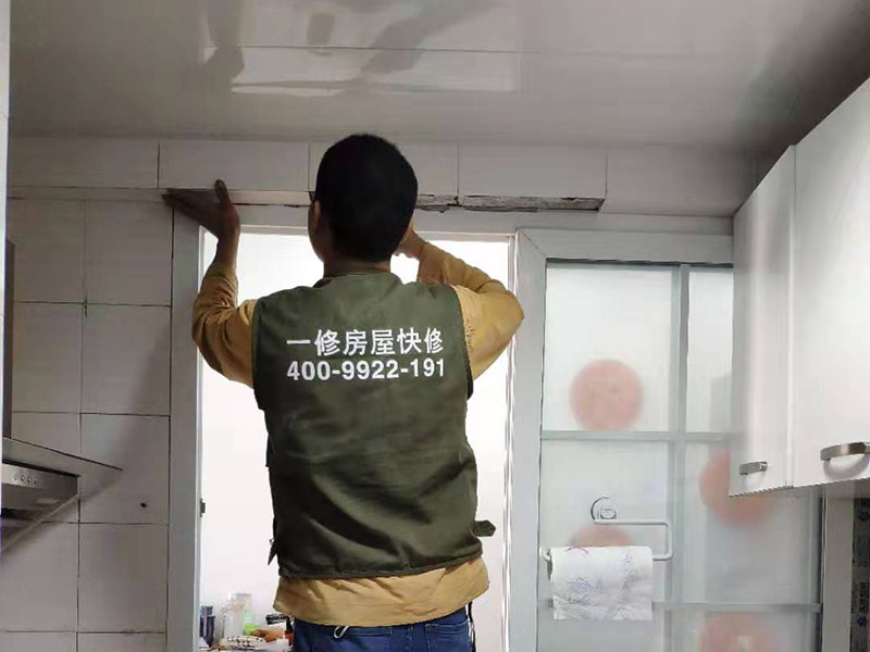 廚房門框瓷磚維修：干鋪法是將沙子和水泥按照3：1的比例混合后兌少量的水，使水泥和沙子混合到可以用手攥成團(tuán)的黏稠度。將混合好的沙子水泥鋪在地面上，用一個(gè)平板把表面摸平。在瓷磚背面抹上黏稠度非常高的水泥，把瓷磚放到地面上，用橡皮錘敲實(shí)就完成了,主要用于地面瓷磚的鋪裝.。然后涂抹到用水浸泡好的瓷磚背面貼到墻面上。濕鋪發(fā)主要應(yīng)用與墻面。干鋪對(duì)瓦工的技術(shù)要求高，砂漿的厚度大，因此造價(jià)就高，當(dāng)然干鋪法地磚平整，不易變形，不易空鼓，效果好。濕鋪法因?yàn)樯皾{中水分較多，凝固過(guò)程中水分蒸發(fā)，很容易出現(xiàn)一些小氣泡，使地磚與砂漿之間出現(xiàn)空隙，從而造成空鼓現(xiàn)象。