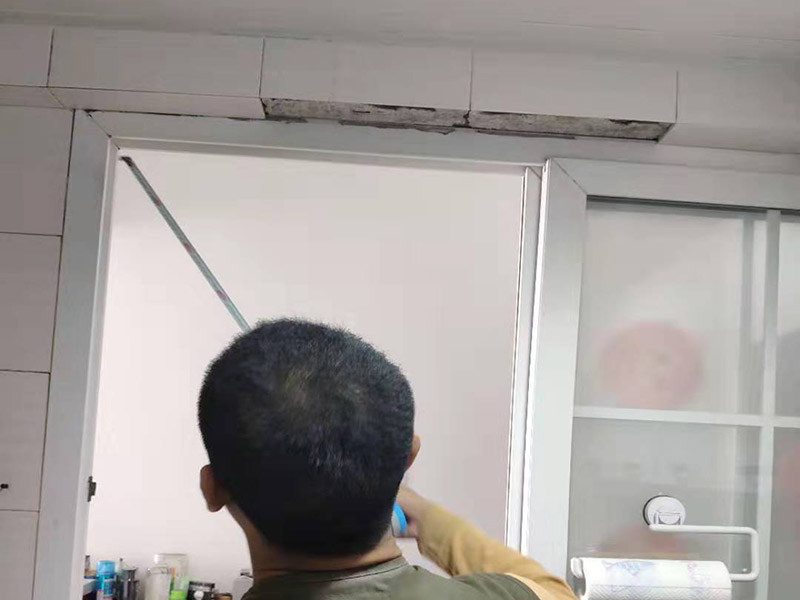 廚房門框瓷磚維修：干鋪法是將沙子和水泥按照3：1的比例混合后兌少量的水，使水泥和沙子混合到可以用手攥成團(tuán)的黏稠度。將混合好的沙子水泥鋪在地面上，用一個(gè)平板把表面摸平。在瓷磚背面抹上黏稠度非常高的水泥，把瓷磚放到地面上，用橡皮錘敲實(shí)就完成了,主要用于地面瓷磚的鋪裝.。然后涂抹到用水浸泡好的瓷磚背面貼到墻面上。濕鋪發(fā)主要應(yīng)用與墻面。干鋪對(duì)瓦工的技術(shù)要求高，砂漿的厚度大，因此造價(jià)就高，當(dāng)然干鋪法地磚平整，不易變形，不易空鼓，效果好。濕鋪法因?yàn)樯皾{中水分較多，凝固過(guò)程中水分蒸發(fā)，很容易出現(xiàn)一些小氣泡，使地磚與砂漿之間出現(xiàn)空隙，從而造成空鼓現(xiàn)象。