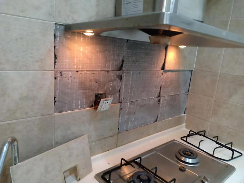 廚房墻面瓷磚空鼓：瓷磚的中間位置出現(xiàn)空鼓情況，這種情況就需要將這塊瓷磚撬下來重新鋪設(shè)了。具體要采取從瓷磚中間部分開砸，但是不能從中間直接砸，可以使用小型水鉆先開個孔，再使用工具慢慢的向四周蔓延的方式來撬開瓷磚，避免將周邊的額瓷磚損壞?？展某潭容^嚴重、瓷磚已經(jīng)完全松動甚至脫落，說明瓷磚下的水泥砂漿層與墻面基層(或地面基層)也發(fā)生了松動&ldquo;脫層&rdquo;，此時可以用鏟刀等工具清理掉水泥砂漿層，重新涂抹水泥砂漿后鋪貼瓷磚。