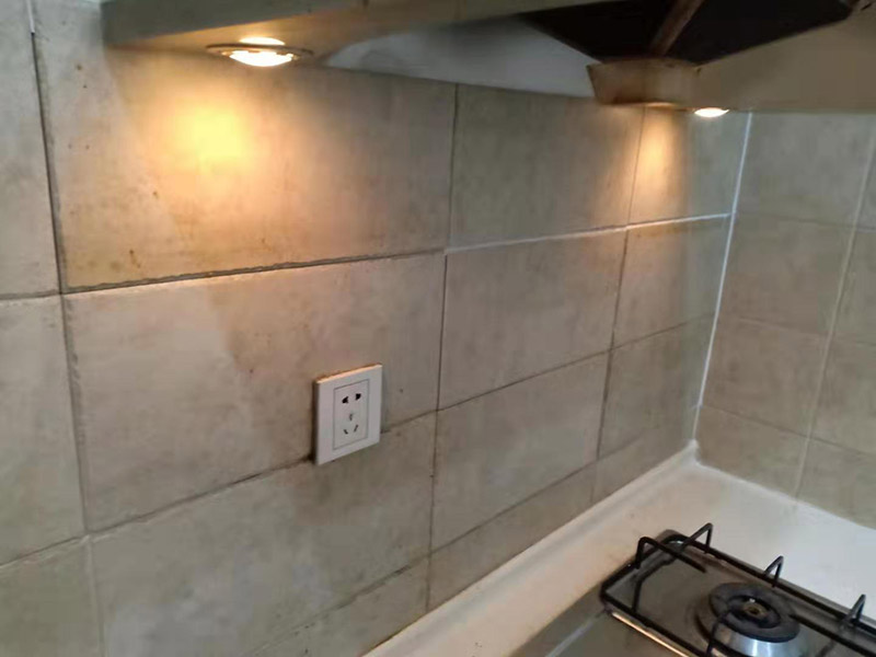 廚房墻面瓷磚空鼓：瓷磚的中間位置出現(xiàn)空鼓情況，這種情況就需要將這塊瓷磚撬下來重新鋪設(shè)了。具體要采取從瓷磚中間部分開砸，但是不能從中間直接砸，可以使用小型水鉆先開個孔，再使用工具慢慢的向四周蔓延的方式來撬開瓷磚，避免將周邊的額瓷磚損壞?？展某潭容^嚴重、瓷磚已經(jīng)完全松動甚至脫落，說明瓷磚下的水泥砂漿層與墻面基層(或地面基層)也發(fā)生了松動&ldquo;脫層&rdquo;，此時可以用鏟刀等工具清理掉水泥砂漿層，重新涂抹水泥砂漿后鋪貼瓷磚。