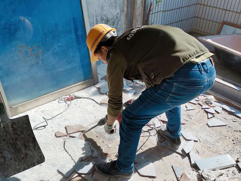 瓷磚拆除建渣處理：首先將拆除建筑物、房屋裝修和改造道路中產(chǎn)生的建筑垃圾用車運到處理場所，然后，用人工的辦法將建筑垃圾中的可直接再生利用的物質(zhì)，如金屬材料、木質(zhì)類材料和塑料類材料分選歸類，直接供給相應的公司進行處理。