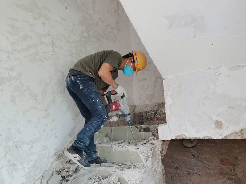 瓷磚拆除建渣處理：首先將拆除建筑物、房屋裝修和改造道路中產(chǎn)生的建筑垃圾用車運到處理場所，然后，用人工的辦法將建筑垃圾中的可直接再生利用的物質(zhì)，如金屬材料、木質(zhì)類材料和塑料類材料分選歸類，直接供給相應的公司進行處理。