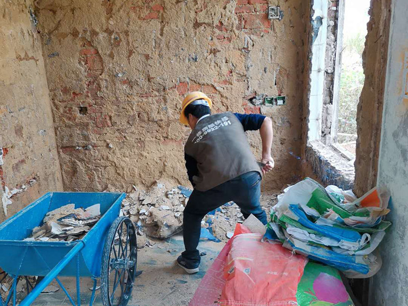 瓷磚拆除建渣處理：首先將拆除建筑物、房屋裝修和改造道路中產(chǎn)生的建筑垃圾用車運到處理場所，然后，用人工的辦法將建筑垃圾中的可直接再生利用的物質(zhì)，如金屬材料、木質(zhì)類材料和塑料類材料分選歸類，直接供給相應的公司進行處理。