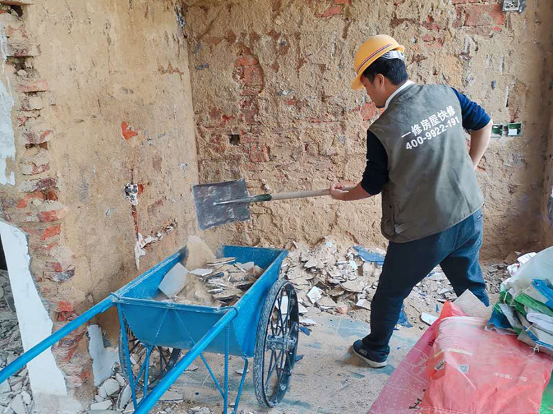 瓷磚拆除建渣處理：首先將拆除建筑物、房屋裝修和改造道路中產(chǎn)生的建筑垃圾用車運到處理場所，然后，用人工的辦法將建筑垃圾中的可直接再生利用的物質(zhì)，如金屬材料、木質(zhì)類材料和塑料類材料分選歸類，直接供給相應的公司進行處理。