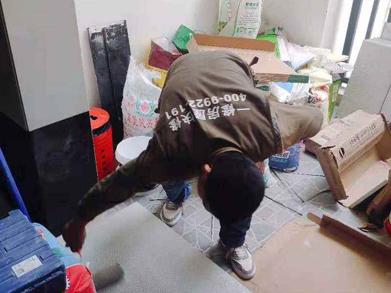 瓷磚刷背膠施工：基面的要求是要平整堅(jiān)固，不能有起砂、裂縫、劃痕、凹凸不平等缺陷，基面也不能有灰塵、污漬等等。如果基面不平整，帶有污漬，建議大家應(yīng)分別采用家樂邦界面劑、膩?zhàn)臃鄣扔枰蕴啄z（松散基面）、拉毛（光滑基面）或找平處理。攪拌均勻后，需要對(duì)基面用水進(jìn)行噴濕，要全部濕潤但不能有明水。之后我們?cè)儆谬X形刮板將瓷磚膠均勻涂抹于墻面和瓷磚背面上，在刮涂中我們要保證齒形刮板與基面角度一致，每次約涂抹1－2平方，然后由下到上將瓷磚揉壓上即可。