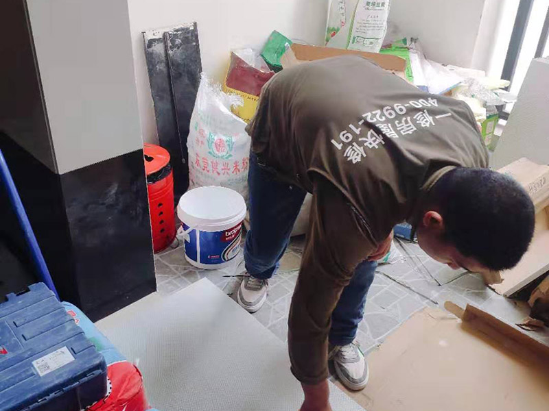 瓷磚刷背膠施工：基面的要求是要平整堅(jiān)固，不能有起砂、裂縫、劃痕、凹凸不平等缺陷，基面也不能有灰塵、污漬等等。如果基面不平整，帶有污漬，建議大家應(yīng)分別采用家樂邦界面劑、膩?zhàn)臃鄣扔枰蕴啄z（松散基面）、拉毛（光滑基面）或找平處理。攪拌均勻后，需要對(duì)基面用水進(jìn)行噴濕，要全部濕潤但不能有明水。之后我們?cè)儆谬X形刮板將瓷磚膠均勻涂抹于墻面和瓷磚背面上，在刮涂中我們要保證齒形刮板與基面角度一致，每次約涂抹1－2平方，然后由下到上將瓷磚揉壓上即可。