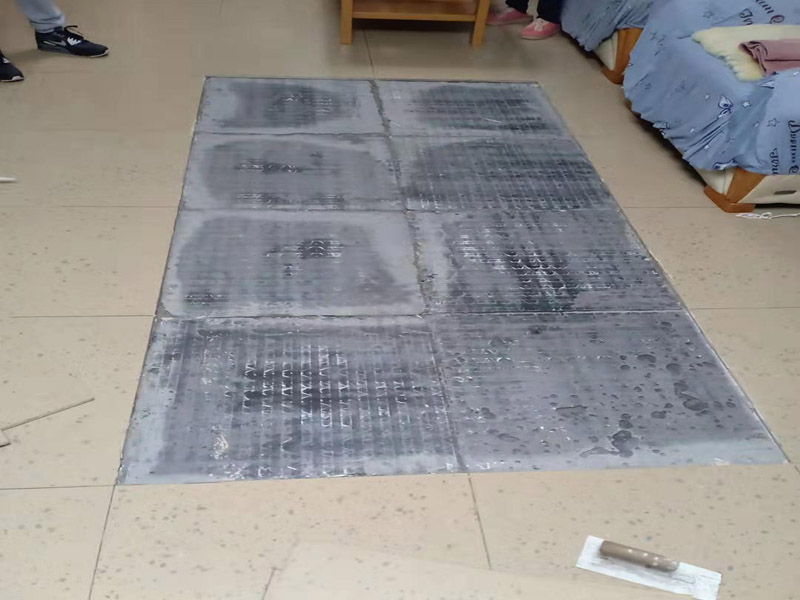 客廳地磚空鼓維修：1、地磚的邊角局部空鼓，可清除地磚空鼓處周邊縫的填嵌物后，灌入水泥膠漿，輕敲地磚空鼓處，讓水泥漿滲入，可修復(fù)空鼓。2、如單塊地磚空鼓，可清除該地磚周邊的填嵌物后，用吸盤把地磚取出，割除粘貼層，重新粘貼。3、如地磚大面積空鼓，只能全部重新鋪貼了。