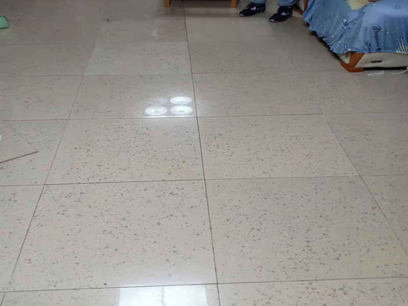 客廳地磚空鼓維修：1、地磚的邊角局部空鼓，可清除地磚空鼓處周邊縫的填嵌物后，灌入水泥膠漿，輕敲地磚空鼓處，讓水泥漿滲入，可修復(fù)空鼓。2、如單塊地磚空鼓，可清除該地磚周邊的填嵌物后，用吸盤把地磚取出，割除粘貼層，重新粘貼。3、如地磚大面積空鼓，只能全部重新鋪貼了。