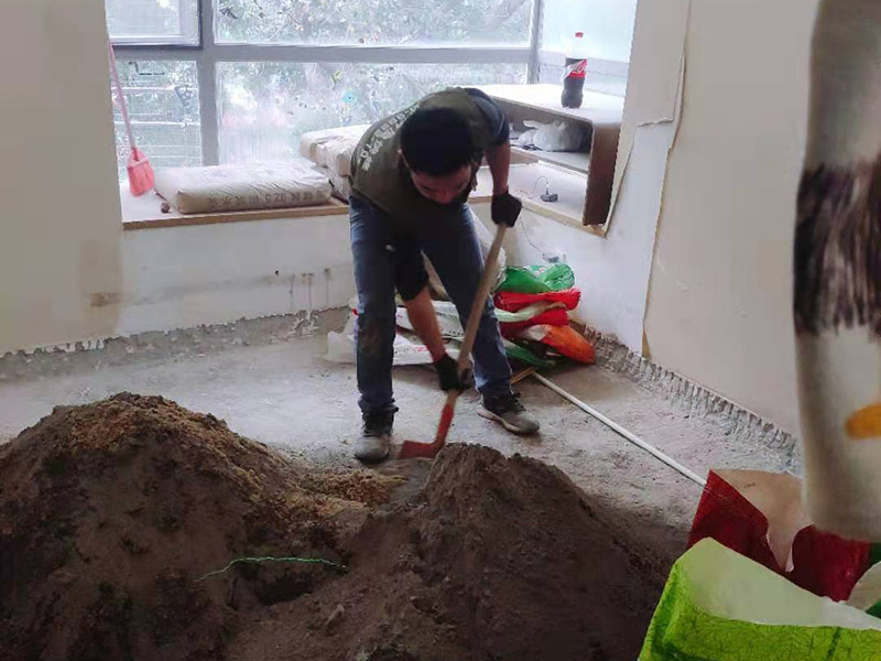 水泥攪拌案例：混凝土至少是水泥、黃沙、石子和水4樣材料拌合而成，在沒有混凝土攪拌機(jī)的時(shí)代和地方，拌制混凝土是手工完成的。 要求是，在沒有加水以前，要用至少兩把煤楸把干料對(duì)翻，干料要反過來翻過去混合共3次，使干料均勻。然后加水，對(duì)翻4次，使混凝土飽和不夾生，這就是混凝土工的基本功&ldquo;三干四濕&rdquo;。 1.拌板要放穩(wěn)，要防止混凝土外跑； 2.每盤混凝土的水泥、砂、倉和水要根據(jù)人工攪拌配合比及撲板容量進(jìn)行計(jì)算，各種材料均應(yīng)過磅，不得用體積比。 3.攪拌順序：先將水泥鋪開，然后與沙子混合攪拌，加上水一直攪拌，直到攪拌的顏色均勻一致即可為止。 4.若摻加外加劑，應(yīng)按要求調(diào)制成的較稀的溶液水同時(shí)加入。其是需要注意的是在加入時(shí)必須地控制規(guī)定的外加劑摻人員。先把外加劑調(diào)制成較稀的溶液，同時(shí)應(yīng)在混凝土的用水量中扣除外加劑溶液的含水量，然后在混凝土攪拌的時(shí)間應(yīng)該相當(dāng)時(shí)，應(yīng)確保外加劑在混凝土中均勻分布。