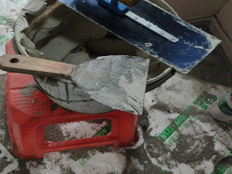 水泥攪拌案例：混凝土至少是水泥、黃沙、石子和水4樣材料拌合而成，在沒有混凝土攪拌機(jī)的時(shí)代和地方，拌制混凝土是手工完成的。 要求是，在沒有加水以前，要用至少兩把煤楸把干料對(duì)翻，干料要反過來翻過去混合共3次，使干料均勻。然后加水，對(duì)翻4次，使混凝土飽和不夾生，這就是混凝土工的基本功&ldquo;三干四濕&rdquo;。 1.拌板要放穩(wěn)，要防止混凝土外跑； 2.每盤混凝土的水泥、砂、倉和水要根據(jù)人工攪拌配合比及撲板容量進(jìn)行計(jì)算，各種材料均應(yīng)過磅，不得用體積比。 3.攪拌順序：先將水泥鋪開，然后與沙子混合攪拌，加上水一直攪拌，直到攪拌的顏色均勻一致即可為止。 4.若摻加外加劑，應(yīng)按要求調(diào)制成的較稀的溶液水同時(shí)加入。其是需要注意的是在加入時(shí)必須地控制規(guī)定的外加劑摻人員。先把外加劑調(diào)制成較稀的溶液，同時(shí)應(yīng)在混凝土的用水量中扣除外加劑溶液的含水量，然后在混凝土攪拌的時(shí)間應(yīng)該相當(dāng)時(shí)，應(yīng)確保外加劑在混凝土中均勻分布。