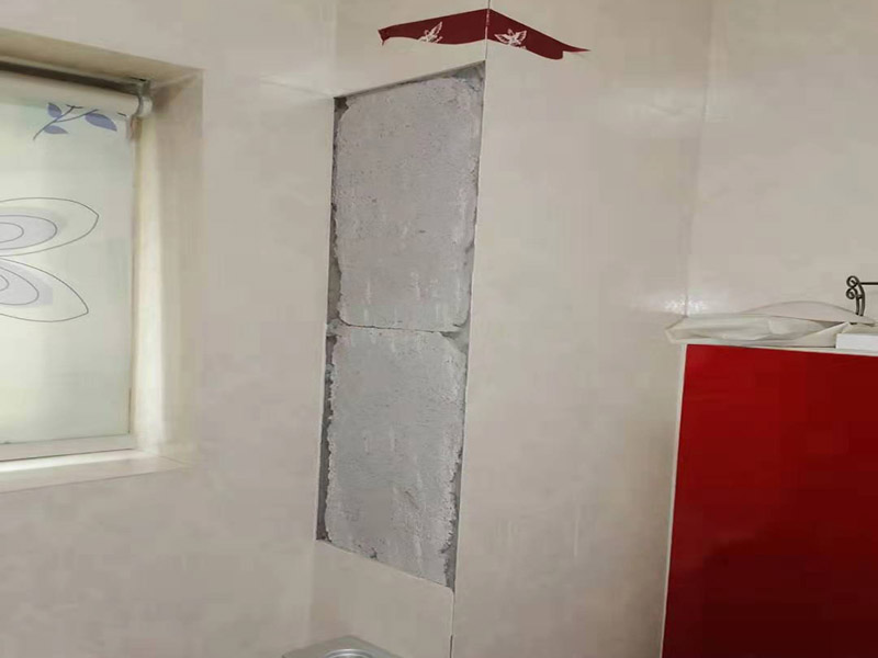 局部墻磚修補：若沙漿連同瓷磚一起掉落，要先在原基礎面上輕輕鑿些毛坑后，再拌有107膠的沙漿重新鑲貼，在基礎面上刷一層后將脫落的瓷磚壓上去，直至沙漿硬化。需要注意的是，若瓷磚僅是局部脫落，千萬不可用力敲打基礎面上的沙漿，以防震松周圍原本牢固的瓷磚。 舊瓷磚仍然完好，只不過與其他飾面交接處脫開，修補時可以先將接縫處砂灰剔除干凈，然后注入環(huán)氧樹脂膠粘劑(萬能膠)，干后再在接縫處用防水柔性嵌縫材料(如玻璃膠)進行嵌補。 若沙漿未松動，只是瓷磚脫落，可以先把瓷磚背面和四周粘附的砂漿刮凈，再用107膠摻入少許水泥攪成糊狀，在瓷磚背面均勻地涂上薄薄的一層，稍后壓緊瓷磚就會粘牢了。