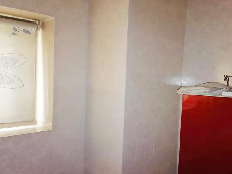 局部墻磚修補：若沙漿連同瓷磚一起掉落，要先在原基礎面上輕輕鑿些毛坑后，再拌有107膠的沙漿重新鑲貼，在基礎面上刷一層后將脫落的瓷磚壓上去，直至沙漿硬化。需要注意的是，若瓷磚僅是局部脫落，千萬不可用力敲打基礎面上的沙漿，以防震松周圍原本牢固的瓷磚。 舊瓷磚仍然完好，只不過與其他飾面交接處脫開，修補時可以先將接縫處砂灰剔除干凈，然后注入環(huán)氧樹脂膠粘劑(萬能膠)，干后再在接縫處用防水柔性嵌縫材料(如玻璃膠)進行嵌補。 若沙漿未松動，只是瓷磚脫落，可以先把瓷磚背面和四周粘附的砂漿刮凈，再用107膠摻入少許水泥攪成糊狀，在瓷磚背面均勻地涂上薄薄的一層，稍后壓緊瓷磚就會粘牢了。