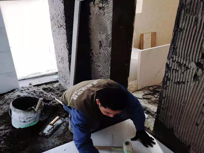 衛(wèi)生間裝修:衛(wèi)生間的整體設計，必須要結合水路與電路的安全性等基本的條件，這其中水電路改造，防水工程的施工，這就是幾個必須要考慮的基礎工程。而先進行水電路改造，必須要考慮安全實用的標準，接下來就是做防水，衛(wèi)生間裝修步驟的基礎工程，要求高端才是足夠。 衛(wèi)生間的基礎工程完成之后，就要考慮主體工程，那就是墻地磚與吊頂，這些主體工程建設的過程中，可以是整體設計的亮點，也是土建主體的嚴謹性的標準。衛(wèi)生間裝修步驟主體工程墻地面與吊頂，有了基礎，主體施工開始，必須要講究嚴謹?shù)牧鞒?，才能效果更好? /></p> </div>
        
      </div>
      
     
      
      <div   id=