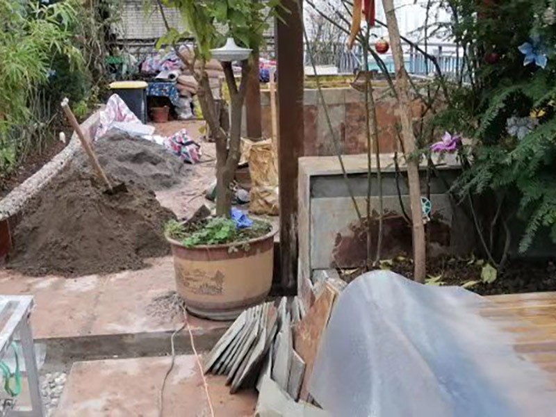 露臺磚砌櫥柜：櫥柜的水電定位時，先劃分功能區(qū)：洗菜盆區(qū)、灶臺區(qū)、切菜區(qū)、電器區(qū)，把這些區(qū)域的具體尺寸畫在墻面上，安排好進水管、排水管和各種插座的準確位置。 磚砌櫥柜制作的時候先做櫥柜的圍角，可以根據(jù)自己的喜好選擇不同顏色的瓷磚來實現(xiàn)。圍角完成以后的重要工作就是用水泥和砂漿將櫥柜的底部填實，上面鋪瓷磚。同時，瓷磚豎隔板的位置按照櫥柜圖紙進行預留。 磚砌櫥柜制作好之后，我們可以根據(jù)自己喜歡的風格選擇不同材質(zhì)的石材臺面和門板，完全不影響美觀，同時對于櫥柜內(nèi)部我們均采用不銹鋼條進行收邊，既美觀又好打掃衛(wèi)生。