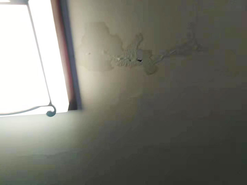 天花板墻面維修：清潔墻壁，首先就是要清潔墻壁了，一般天花板的墻壁上都會(huì)有細(xì)小的白色粉末，這時(shí)可以用尼龍刷或者是鐵刷將其刷除，再觀察一段時(shí)間后確定不再會(huì)出現(xiàn)白色的粉末后，并且等到水密墻面干燥磨平以后就可以上一道墻面底漆了，預(yù)防日后鹽分的侵蝕形成了壁癌。 對(duì)于墻表面的問(wèn)題，建議用小刀或者是鐵制品將漆膜剝離，然后再用砂紙將墻表層擦平，這些工序做完以后，拆除漿糊粘貼的壁紙，再修整墻面，以批土刀將批土填平凹洞的裂縫，等到完全的干燥以后，再用砂紙去磨平。 在施工的時(shí)候，建議從上往下刷，用相關(guān)的工具將涂料攪拌勻稱以后，將產(chǎn)品從天花板上開(kāi)始往下刷，這樣能有效的避免由天花滴落的油漆弄花了自己經(jīng)完成的墻面。