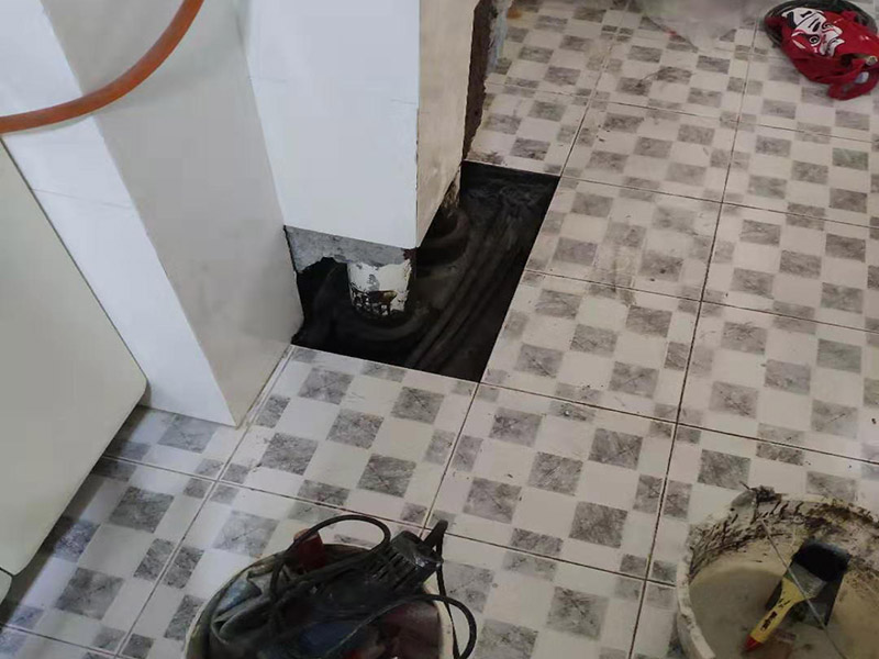 墻內(nèi)管道修復(fù)：首先關(guān)閉自家水管總閥，找到水管打破的位置，鑿開對應(yīng)的墻面，如果打破比較嚴重，建議更換水管，如果漏水不是很嚴重的話，可以用熱熔膠修復(fù)水管，也可以解決漏水問題。管道修復(fù)完畢后，還要用防水膠對管道進行防水處理，經(jīng)打壓測試，沒有漏水問題后，再將墻面封好即可。 若水管接頭出現(xiàn)漏水，檢查一下是不是絲口太寬松導(dǎo)致漏水，先將接頭拆下，然后在接頭處纏上生料帶；如果是水龍頭接頭上的膠墊老化導(dǎo)致的，就重新?lián)Q個膠墊即可;若是水管接頭本身壞了，重新買個接頭安裝即可。 若塑料材質(zhì)的下水管出現(xiàn)漏水現(xiàn)象，可以量好尺寸買一根重新接上即可。首先關(guān)閉水源，將破損的舊水管給割斷，把新的水管接口先套進管子的一端，另一端與另外一個口子對平，接著直接往里送，讓兩端水管都有一定的交叉接著距離，最后用防膠水涂抹在下水管內(nèi)側(cè)與外側(cè)。