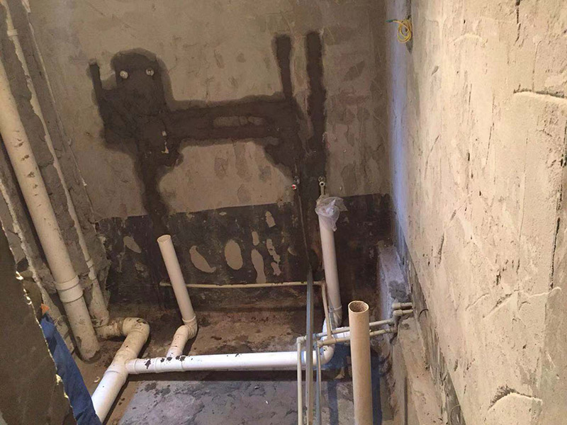 衛(wèi)生間管道裝修：1、衛(wèi)生間管道裝修前首先要檢查水管以及連接配件是否有裂紋、破損等現(xiàn)象。 2、衛(wèi)生間管道裝修在設(shè)計(jì)下水管道時(shí)要注意家中洗衣機(jī)的水龍頭安裝位置，還有下水的布置等，同時(shí)要考慮到電源插座的位置是否適合。 3、衛(wèi)生間管道裝修事要注意熱水管的安裝，要把熱水器的進(jìn)水口和出水口區(qū)分出來，在出水口處接通向衛(wèi)生間的管道，進(jìn)水口處接上總閥門。 4、在衛(wèi)生間下水管道安裝時(shí)要考慮好墻磚的厚度。 5、衛(wèi)生間管道裝修完后一定要記得進(jìn)行增壓測(cè)試，增壓測(cè)試一般要在1.5倍水壓的情況下進(jìn)行，保證沒有漏水現(xiàn)象即可。