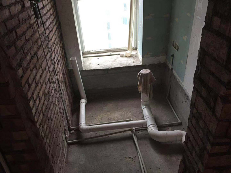 衛(wèi)生間管道裝修：1、衛(wèi)生間管道裝修前首先要檢查水管以及連接配件是否有裂紋、破損等現(xiàn)象。 2、衛(wèi)生間管道裝修在設(shè)計(jì)下水管道時(shí)要注意家中洗衣機(jī)的水龍頭安裝位置，還有下水的布置等，同時(shí)要考慮到電源插座的位置是否適合。 3、衛(wèi)生間管道裝修事要注意熱水管的安裝，要把熱水器的進(jìn)水口和出水口區(qū)分出來，在出水口處接通向衛(wèi)生間的管道，進(jìn)水口處接上總閥門。 4、在衛(wèi)生間下水管道安裝時(shí)要考慮好墻磚的厚度。 5、衛(wèi)生間管道裝修完后一定要記得進(jìn)行增壓測(cè)試，增壓測(cè)試一般要在1.5倍水壓的情況下進(jìn)行，保證沒有漏水現(xiàn)象即可。