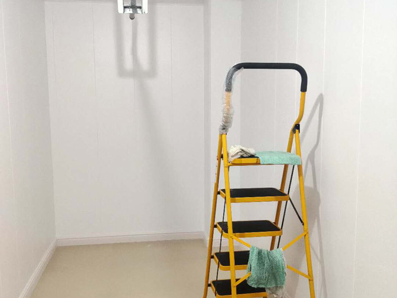 地下室護墻板安裝：在安裝護墻板前，首先要挑選好護墻板，然后仔細的測量室內(nèi)墻面的實際長度和寬度，再根據(jù)測量好的長寬計算出具體需要使用的護墻板塊數(shù)，可用電鋸將護墻板進行切割，使之后的安裝更加的方便。裝置踢腳線需要使用大的螺絲或者鋼釘，直接將踢腳線的掛鉤固定在墻面上，與地面之間應(yīng)保持7-8厘米的間隔，每隔60厘米左右就要設(shè)置一個掛鉤，接下來將已經(jīng)布置成45&deg;角的踢腳線，掛到掛鉤上面。按照順序?qū)⒆o墻板從左到右插進安裝好的踢腳線內(nèi)，接下來在距離護墻板上口大概1.5厘米的地方用大螺釘或鋼釘進行固定，這里需要注意的是不能將釘子直接裸露在墻的外部。在安裝護墻板的過程中，如果遇到開關(guān)、插座位置，需要鑿出對應(yīng)的孔洞，當(dāng)遇到柱子的時候，可以用陽角。