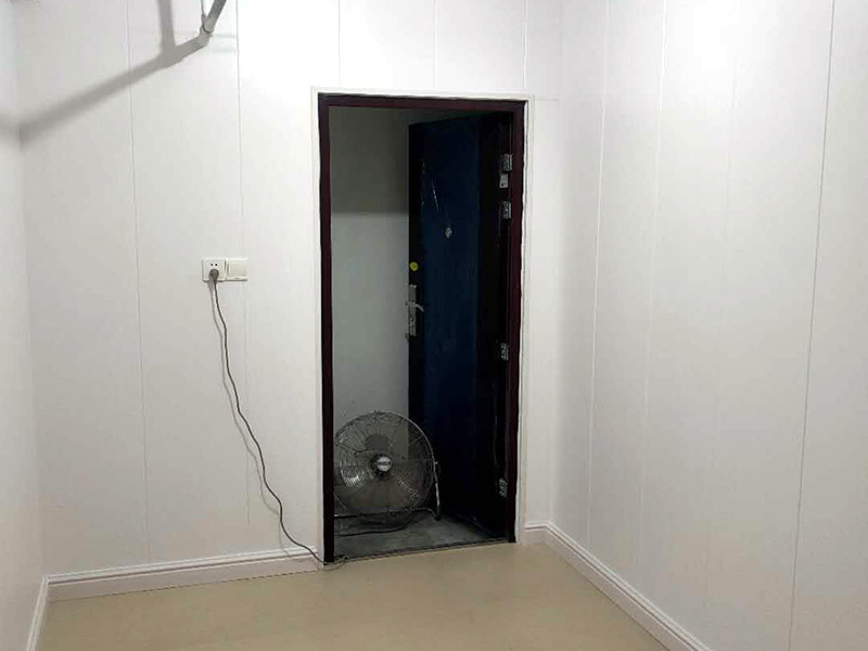 地下室護墻板安裝：在安裝護墻板前，首先要挑選好護墻板，然后仔細的測量室內(nèi)墻面的實際長度和寬度，再根據(jù)測量好的長寬計算出具體需要使用的護墻板塊數(shù)，可用電鋸將護墻板進行切割，使之后的安裝更加的方便。裝置踢腳線需要使用大的螺絲或者鋼釘，直接將踢腳線的掛鉤固定在墻面上，與地面之間應(yīng)保持7-8厘米的間隔，每隔60厘米左右就要設(shè)置一個掛鉤，接下來將已經(jīng)布置成45&deg;角的踢腳線，掛到掛鉤上面。按照順序?qū)⒆o墻板從左到右插進安裝好的踢腳線內(nèi)，接下來在距離護墻板上口大概1.5厘米的地方用大螺釘或鋼釘進行固定，這里需要注意的是不能將釘子直接裸露在墻的外部。在安裝護墻板的過程中，如果遇到開關(guān)、插座位置，需要鑿出對應(yīng)的孔洞，當(dāng)遇到柱子的時候，可以用陽角。