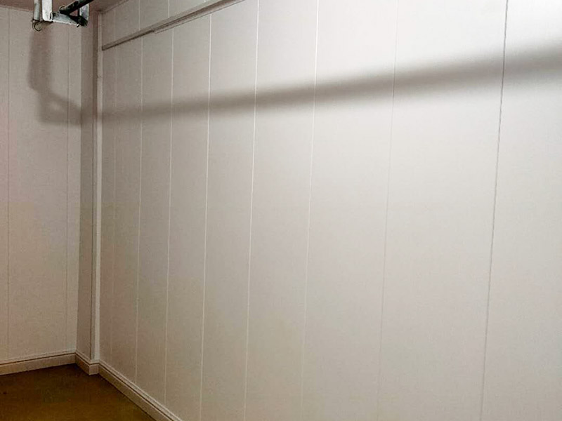 地下室護墻板安裝：在安裝護墻板前，首先要挑選好護墻板，然后仔細的測量室內(nèi)墻面的實際長度和寬度，再根據(jù)測量好的長寬計算出具體需要使用的護墻板塊數(shù)，可用電鋸將護墻板進行切割，使之后的安裝更加的方便。裝置踢腳線需要使用大的螺絲或者鋼釘，直接將踢腳線的掛鉤固定在墻面上，與地面之間應(yīng)保持7-8厘米的間隔，每隔60厘米左右就要設(shè)置一個掛鉤，接下來將已經(jīng)布置成45&deg;角的踢腳線，掛到掛鉤上面。按照順序?qū)⒆o墻板從左到右插進安裝好的踢腳線內(nèi)，接下來在距離護墻板上口大概1.5厘米的地方用大螺釘或鋼釘進行固定，這里需要注意的是不能將釘子直接裸露在墻的外部。在安裝護墻板的過程中，如果遇到開關(guān)、插座位置，需要鑿出對應(yīng)的孔洞，當(dāng)遇到柱子的時候，可以用陽角。