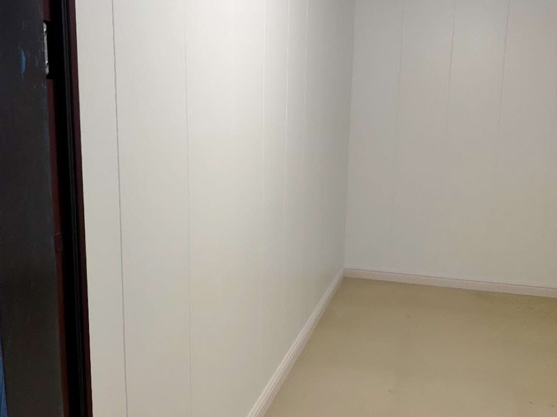 地下室護墻板安裝：在安裝護墻板前，首先要挑選好護墻板，然后仔細的測量室內(nèi)墻面的實際長度和寬度，再根據(jù)測量好的長寬計算出具體需要使用的護墻板塊數(shù)，可用電鋸將護墻板進行切割，使之后的安裝更加的方便。裝置踢腳線需要使用大的螺絲或者鋼釘，直接將踢腳線的掛鉤固定在墻面上，與地面之間應(yīng)保持7-8厘米的間隔，每隔60厘米左右就要設(shè)置一個掛鉤，接下來將已經(jīng)布置成45&deg;角的踢腳線，掛到掛鉤上面。按照順序?qū)⒆o墻板從左到右插進安裝好的踢腳線內(nèi)，接下來在距離護墻板上口大概1.5厘米的地方用大螺釘或鋼釘進行固定，這里需要注意的是不能將釘子直接裸露在墻的外部。在安裝護墻板的過程中，如果遇到開關(guān)、插座位置，需要鑿出對應(yīng)的孔洞，當(dāng)遇到柱子的時候，可以用陽角。