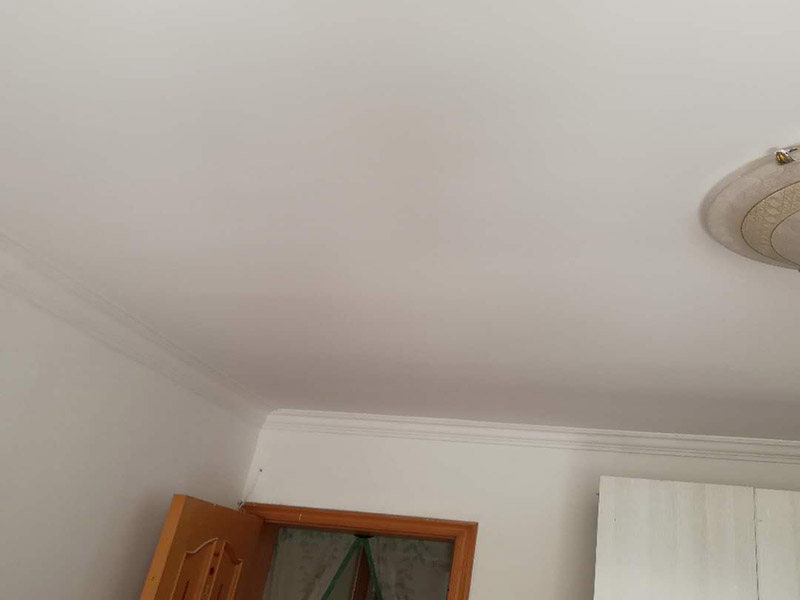 天花板鏟除翻新:1.舊墻的基本處理、舊墻的基本處理主要指清除墻面的原有裝修和裝飾。一般包括墻面原有的乳膠漆和膩?zhàn)訉拥溺P除、木裝修、其它表面裝飾物(如壁紙)的拆除等。如果只裝修了一兩年的墻面，墻體的耐水膩?zhàn)涌梢圆槐赝耆P除，用鋼刷和砂紙打磨墻面后即可重新涂刷乳膠漆。裝修時(shí)間較長的則需要將膩?zhàn)訉油耆P除，重新刷上膩?zhàn)釉龠M(jìn)行其他工序。 2.清理墻面、舊墻面在翻新前一定要做墻面基底處理，粉化嚴(yán)重的要全部鏟除，鏟除后抹上一層白水泥。原來墻面過于光滑、刷過油漆的鏟除后還要做打磨處理，把粘結(jié)不牢的表皮去掉，便于新涂料和墻體粘結(jié)。 3.涂刷底漆、墻面底漆的作用是抗堿防潮、封固基材、保護(hù)面漆，提高面漆的質(zhì)感和遮蓋力。對于老房翻新，墻面一定要做底漆，如果沒有刷底漆就直接上面漆的話，時(shí)間一長墻面容易起泡、發(fā)霉，太陽照曬時(shí)間長了也容易變色。 4.大面積修補(bǔ)、已經(jīng)上好面漆的墻面要修補(bǔ)會(huì)比較麻煩，容易產(chǎn)生色差，材料的使用時(shí)間不同，質(zhì)量也難以保證，很難達(dá)到理想效果。所以墻面的修補(bǔ)最好是整塊墻面，或是盡可能地選擇較大面積進(jìn)行修補(bǔ)，這樣可以盡量避免產(chǎn)生色差，修補(bǔ)后的質(zhì)量也更好。 5.防色差、墻面色差是修補(bǔ)墻面時(shí)需要盡量避免的。為此，應(yīng)該注意按照油漆桶的說明配比、涂刷，最好估算好用量。一次準(zhǔn)備足夠的量，這樣能保證墻面顏色一致，也能避免用量不足重新調(diào)配出來的顏色有差異。