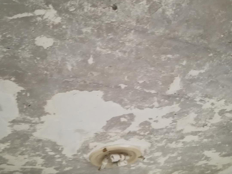 天花板鏟除翻新:1.舊墻的基本處理、舊墻的基本處理主要指清除墻面的原有裝修和裝飾。一般包括墻面原有的乳膠漆和膩?zhàn)訉拥溺P除、木裝修、其它表面裝飾物(如壁紙)的拆除等。如果只裝修了一兩年的墻面，墻體的耐水膩?zhàn)涌梢圆槐赝耆P除，用鋼刷和砂紙打磨墻面后即可重新涂刷乳膠漆。裝修時(shí)間較長的則需要將膩?zhàn)訉油耆P除，重新刷上膩?zhàn)釉龠M(jìn)行其他工序。 2.清理墻面、舊墻面在翻新前一定要做墻面基底處理，粉化嚴(yán)重的要全部鏟除，鏟除后抹上一層白水泥。原來墻面過于光滑、刷過油漆的鏟除后還要做打磨處理，把粘結(jié)不牢的表皮去掉，便于新涂料和墻體粘結(jié)。 3.涂刷底漆、墻面底漆的作用是抗堿防潮、封固基材、保護(hù)面漆，提高面漆的質(zhì)感和遮蓋力。對于老房翻新，墻面一定要做底漆，如果沒有刷底漆就直接上面漆的話，時(shí)間一長墻面容易起泡、發(fā)霉，太陽照曬時(shí)間長了也容易變色。 4.大面積修補(bǔ)、已經(jīng)上好面漆的墻面要修補(bǔ)會(huì)比較麻煩，容易產(chǎn)生色差，材料的使用時(shí)間不同，質(zhì)量也難以保證，很難達(dá)到理想效果。所以墻面的修補(bǔ)最好是整塊墻面，或是盡可能地選擇較大面積進(jìn)行修補(bǔ)，這樣可以盡量避免產(chǎn)生色差，修補(bǔ)后的質(zhì)量也更好。 5.防色差、墻面色差是修補(bǔ)墻面時(shí)需要盡量避免的。為此，應(yīng)該注意按照油漆桶的說明配比、涂刷，最好估算好用量。一次準(zhǔn)備足夠的量，這樣能保證墻面顏色一致，也能避免用量不足重新調(diào)配出來的顏色有差異。