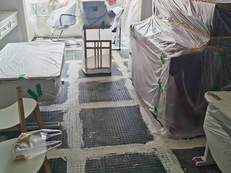 客廳地磚拆除裝修：如果是破壞性的拆除，可以借個(gè)鐵錘使勁砸；如果是替換性拆除，可以從邊角入手，一般情況下會(huì)損壞一塊地板磚，可以買一塊相同的備份；如果是用水泥固化的地板磚，那個(gè)難度就非常的大了，得請(qǐng)專業(yè)人士。