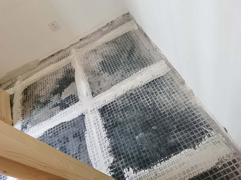 客廳地磚拆除裝修：如果是破壞性的拆除，可以借個(gè)鐵錘使勁砸；如果是替換性拆除，可以從邊角入手，一般情況下會(huì)損壞一塊地板磚，可以買一塊相同的備份；如果是用水泥固化的地板磚，那個(gè)難度就非常的大了，得請(qǐng)專業(yè)人士。